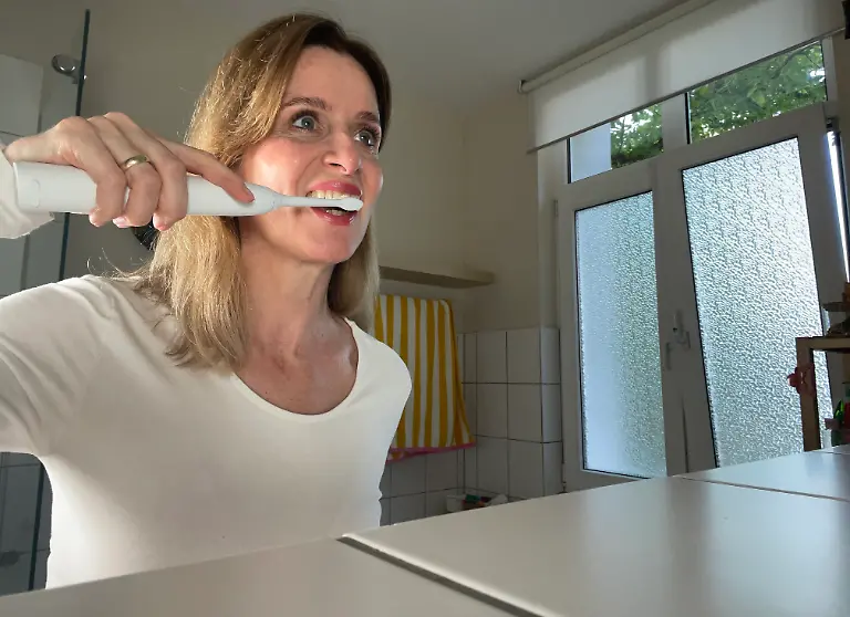 Test Schallzahnbürsten Philips Sonicare beim Putzen glattes Gefühl und Zahnfleisch nicht gereizt klein